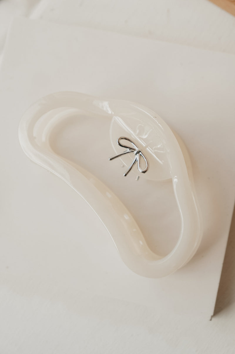 Mollie Milky White Curved Claw Clip