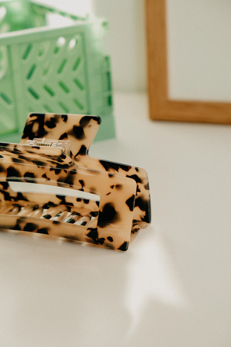 Baia Medium Light Tortoiseshell Claw Clip