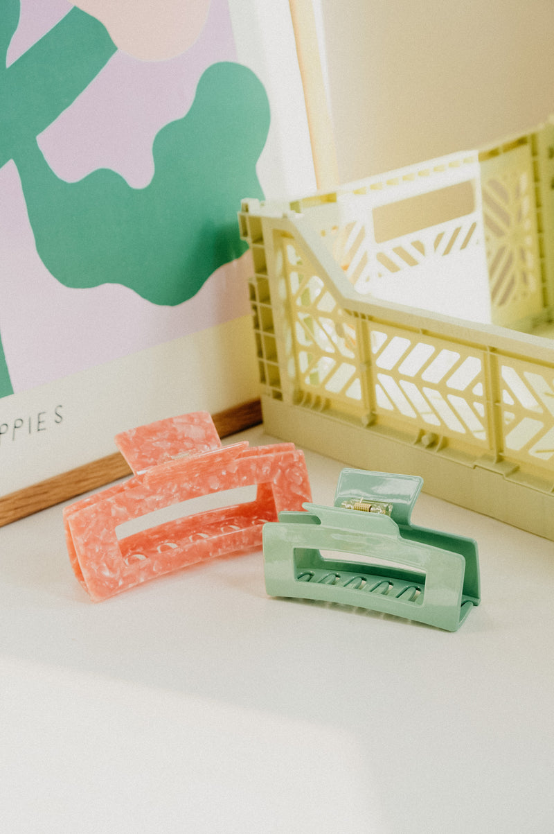 Elara Large Pink Marble Claw Clip