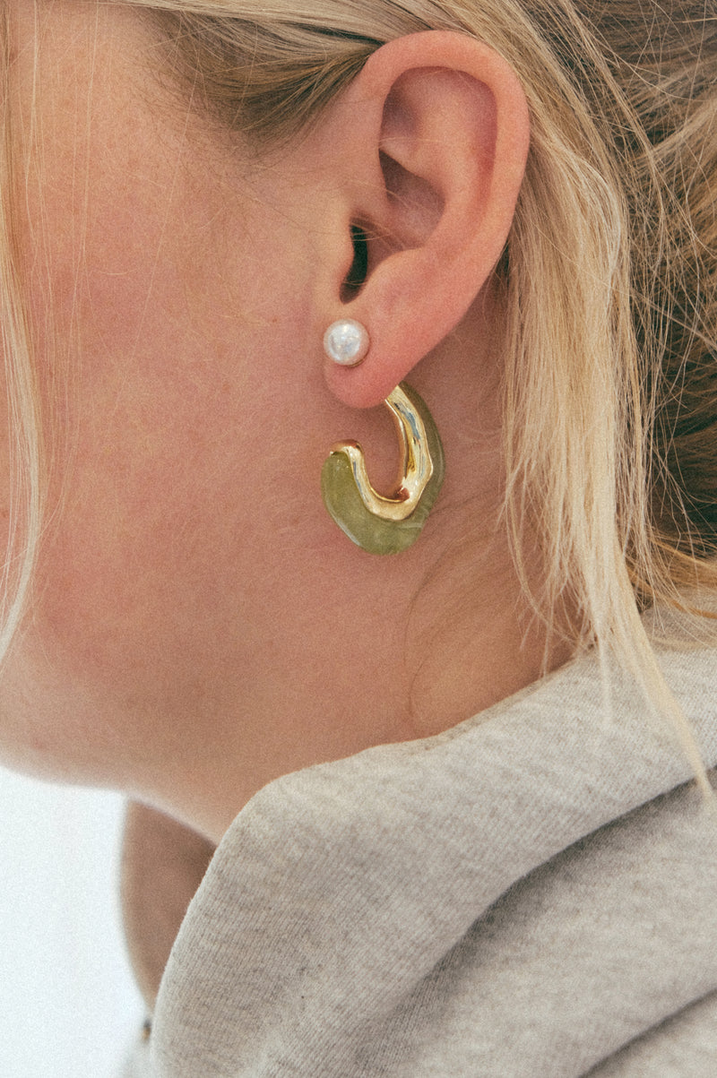Zelie Irregular 18k Gold Resin and Pearl Hoop Earrings