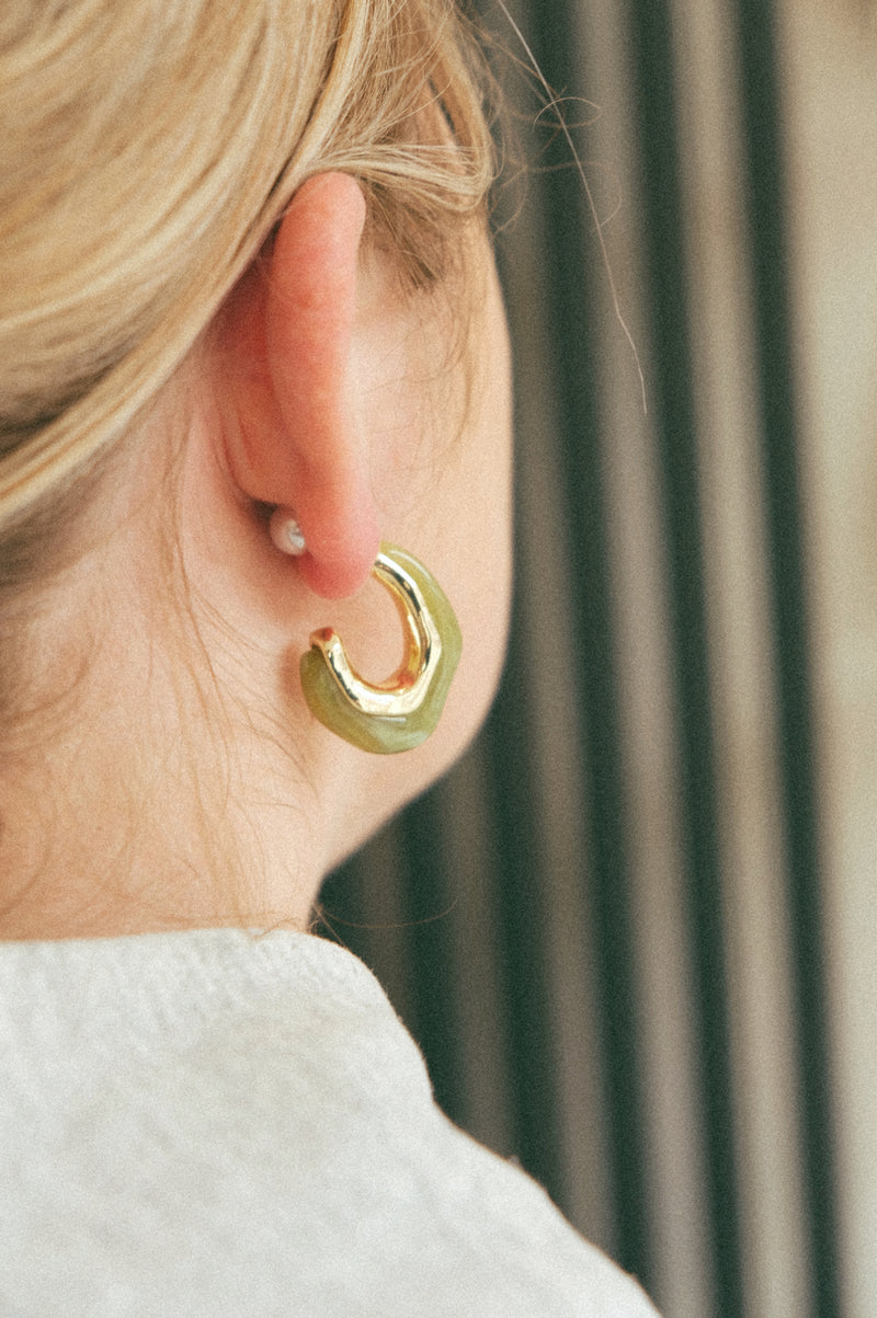 Zelie Irregular 18k Gold Resin and Pearl Hoop Earrings