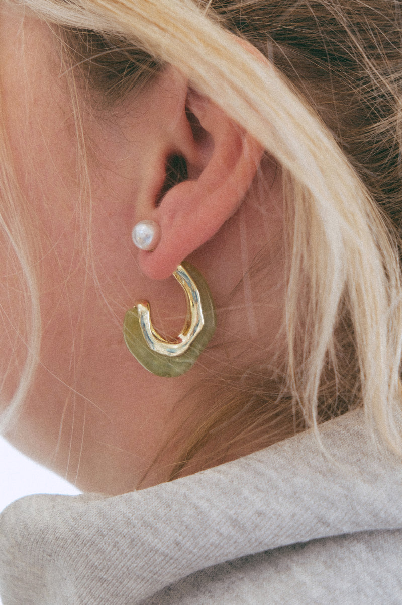 Zelie Irregular 18k Gold Resin and Pearl Hoop Earrings