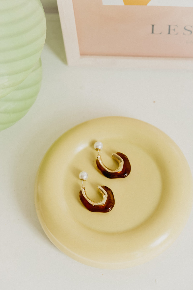 Zelie Irregular 18k Gold Resin and Pearl Hoop Earrings
